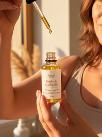 Huile de Jojoba Bio utilisée en lumière naturelle — Monday Mood